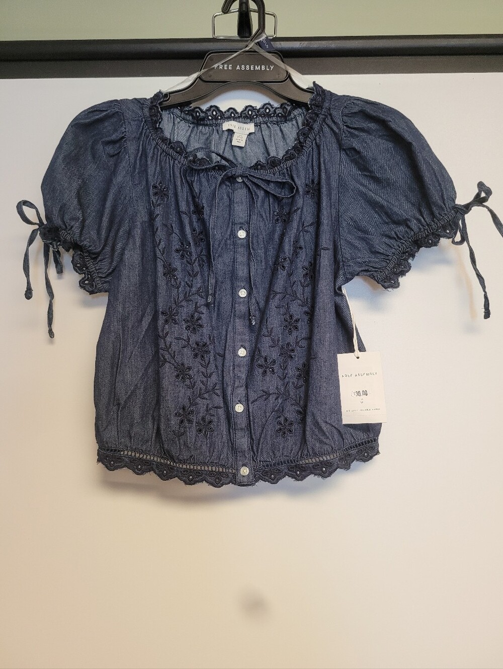 NWT Free Assembly Women's Dark Blue Embroidered Cropped Cotton Top XS - Picture 3 of 11